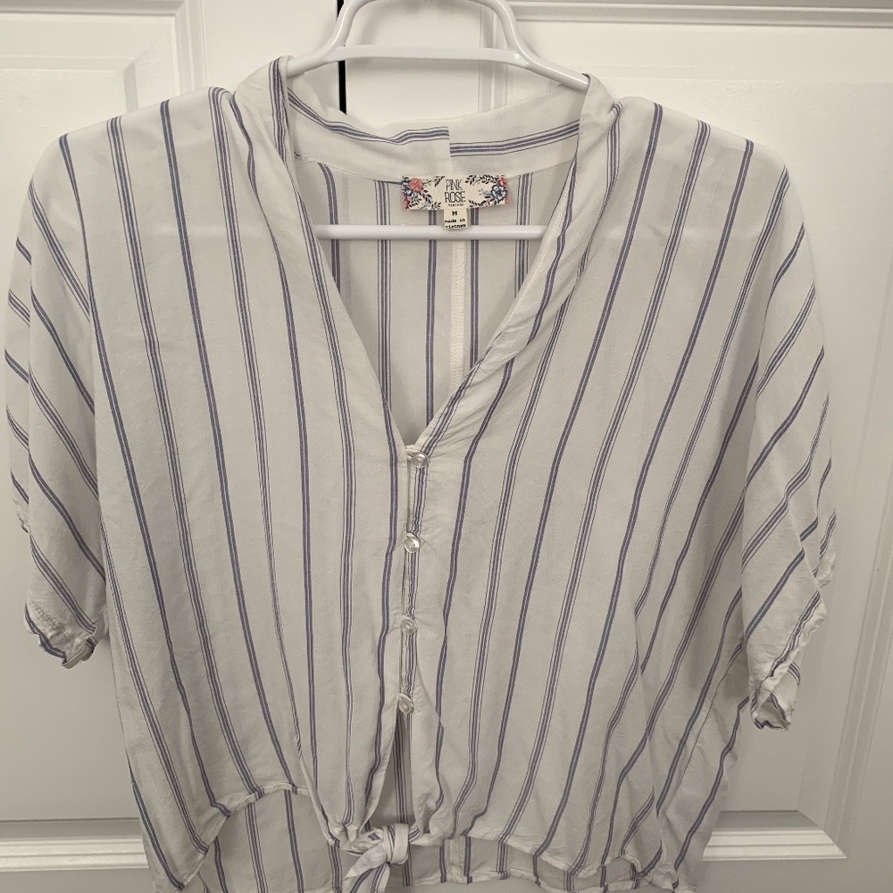 Striped t-shirt with tie